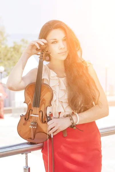 Mooie jonge vrouw met viool. — Stockfoto