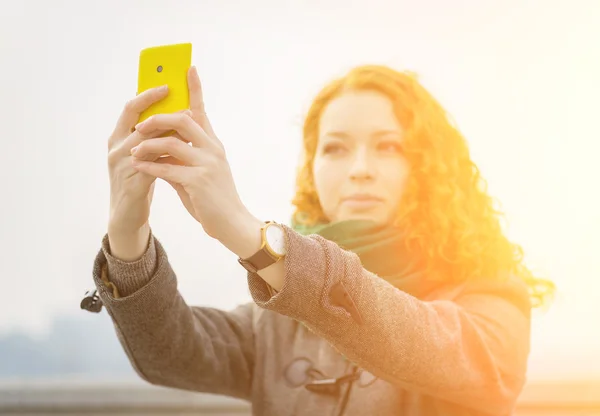 Jovem menina tomando um selfie. — Fotografia de Stock