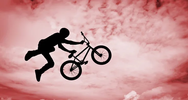 Man met fiets. — Stockfoto