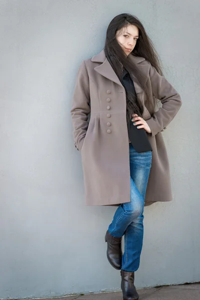 Молодая девушка в пальто . — стоковое фото