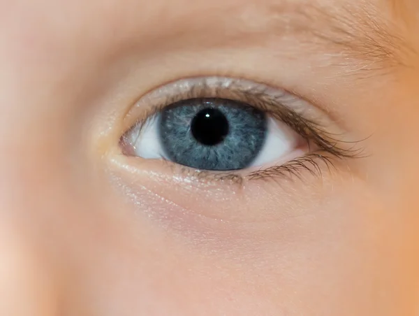 Modré oko dítěte. — Stock fotografie