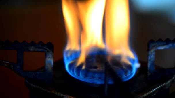 Aardgas in kachel brander. — Stockvideo