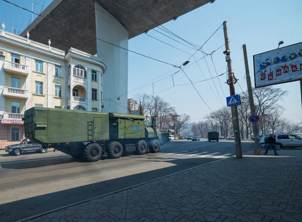 Système de missiles anti-aériens est conduit dans la rue . — Photo