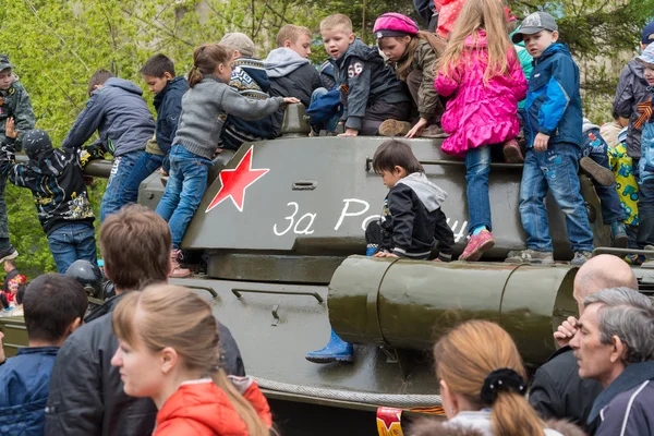Les enfants jouent sur T-34 réservoir moyen restauré . — Photo