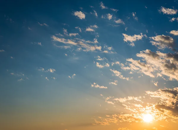 Dramatische zonsondergang hemel. — Stockfoto