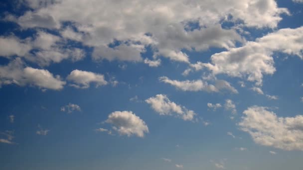 ? louds op sky. — Stockvideo