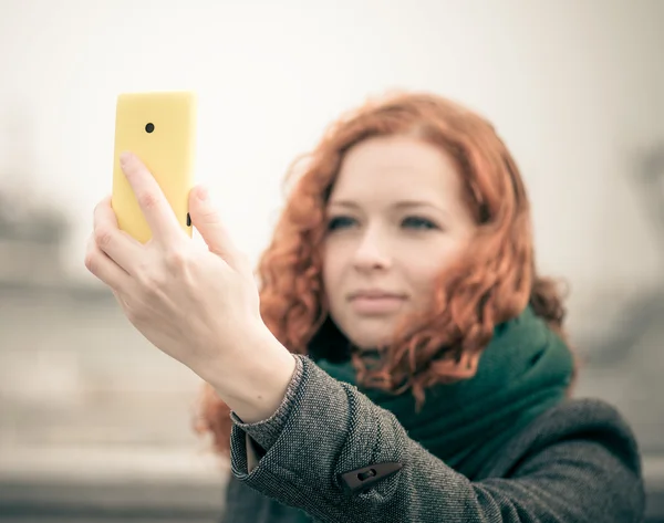 Genç Kız Selfie Çekiyor.