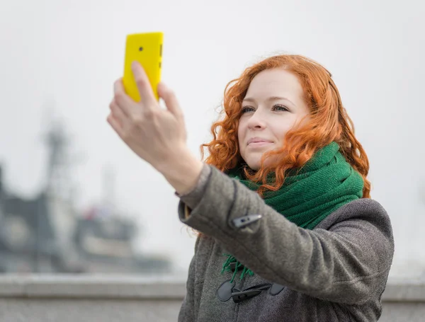 Jovem menina tomando um selfie. — Fotografia de Stock