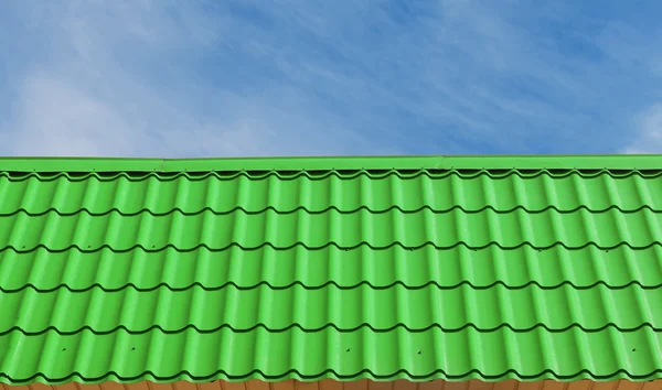 绿色屋顶瓦片. — 图库照片