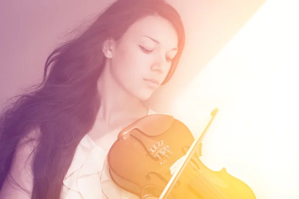 Young female playing the violin. — Stock Photo, Image