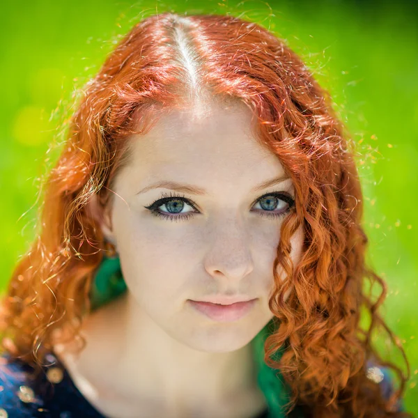 Porträtt av vacker ung kvinna. — Stockfoto