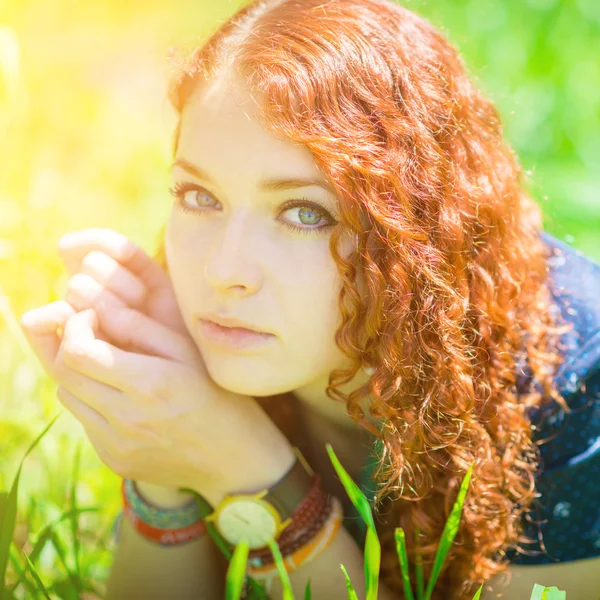 Rödhårig tjej låg på gräs. — Stockfoto