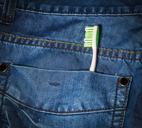 Escova de dentes fora do bolso de jeans . — Fotografia de Stock