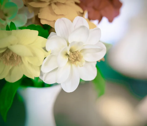 Porslin vas med blommor. — Stockfoto