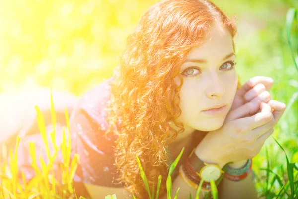 Rödhårig tjej låg på gräs. — Stockfoto