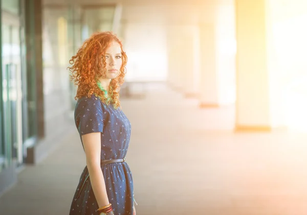 Retrato de uma menina ruiva . — Fotografia de Stock