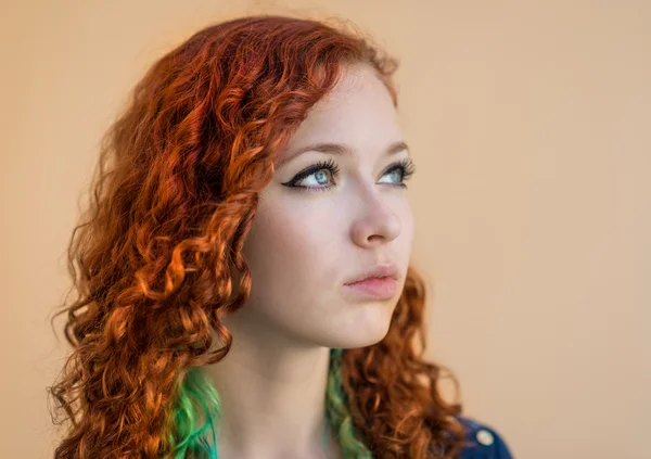 Retrato de jovem ruiva. — Fotografia de Stock