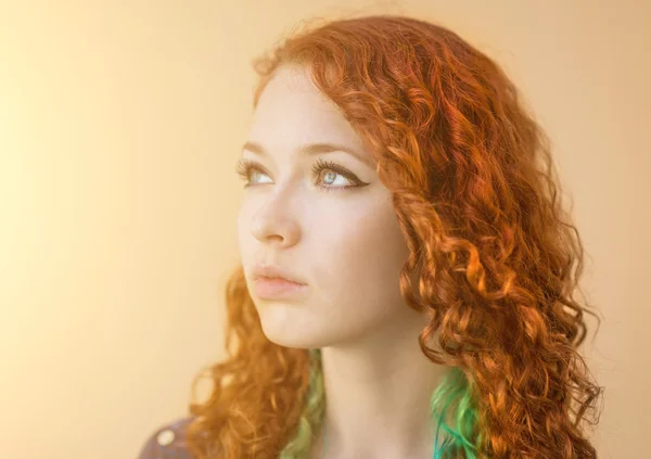 Retrato de una joven pelirroja. —  Fotos de Stock