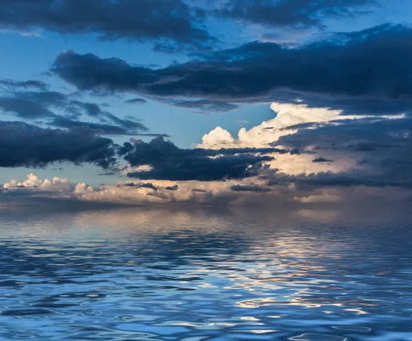 Céu refletido na água . — Fotografia de Stock