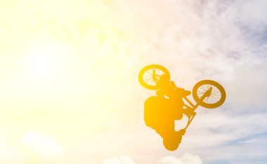 adam bir bmx Bisiklet.