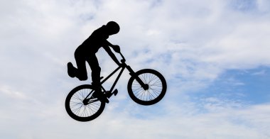 adam bir bmx Bisiklet.