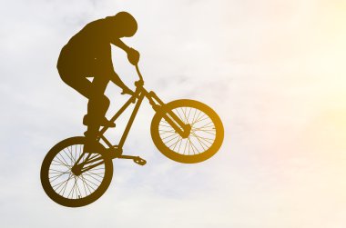 bmx bisiklet ile bir sıçrama yapan erkek.