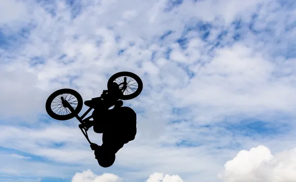 Hombre con una bicicleta bmx . — Foto de Stock