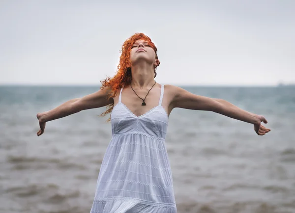 Jonge vrouw verspreiden haar handen. — Stockfoto