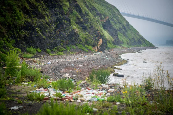 Odpadky na pobřeží Japonského moře. — Stock fotografie