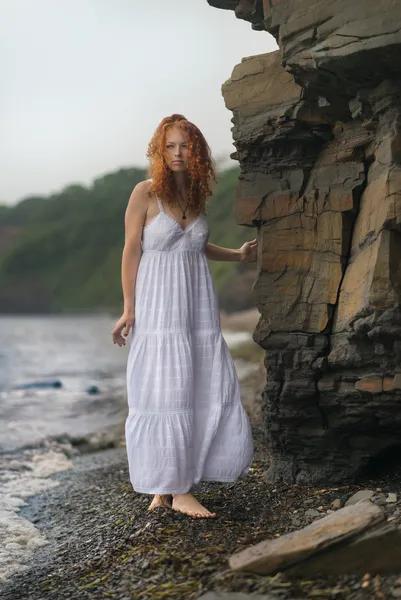 La mujer recorre la costa . —  Fotos de Stock