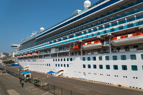 Cruise ship Diamond Princess docks at Vladivostok harbor. — Stock Photo, Image