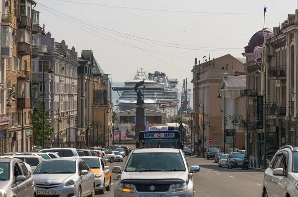 Κρουαζιέρα πλοίο διαμάντι πριγκίπισσα αποβάθρες στο Βλαδιβοστόκ λιμάνι. — Φωτογραφία Αρχείου