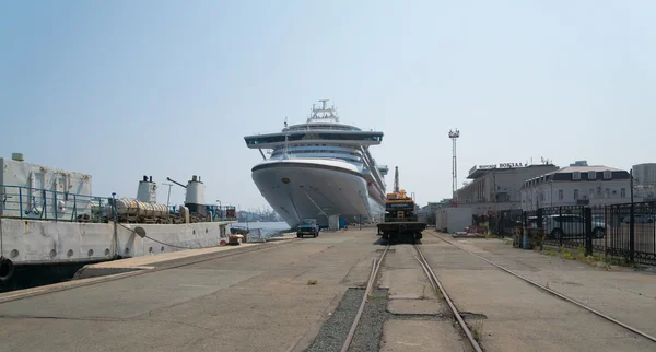 Cruise ship Diamond Princess docks at Vladivostok harbor. — Stock Photo, Image