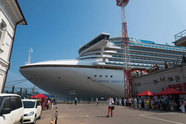 Cruise ship Diamond Princess docks at Vladivostok harbor. — Stock Photo, Image