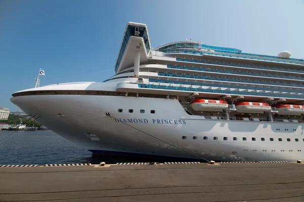 Cruise ship Diamond Princess docks at Vladivostok harbor. — Stock Photo, Image