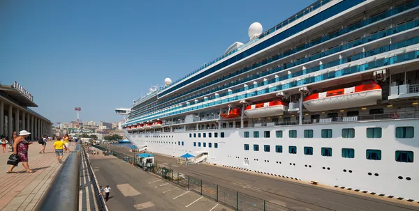 Cruise schip diamond princess dokken in vladivostok harbor. — Stockfoto