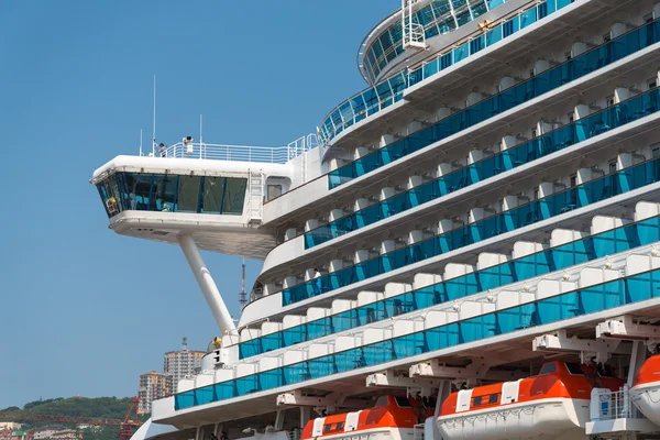 Cruise ship Diamond Princess docks at Vladivostok harbor. — Stock Photo, Image