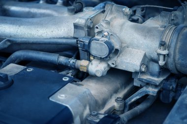 eski ve pis bir araba motoru.