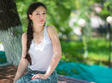 Bankta oturan kadın.