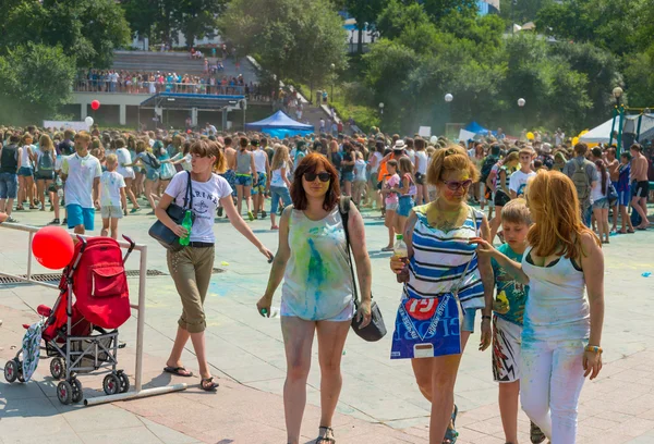 As pessoas celebraram Holi Festival of Colors . — Fotografia de Stock