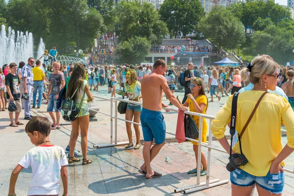 Insanlar renk holi festivali kutladı. — Stok fotoğraf