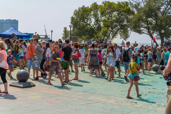 Insanlar renk holi festivali kutladı. — Stok fotoğraf