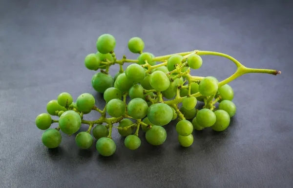 Незрілі зелений виноград . — стокове фото