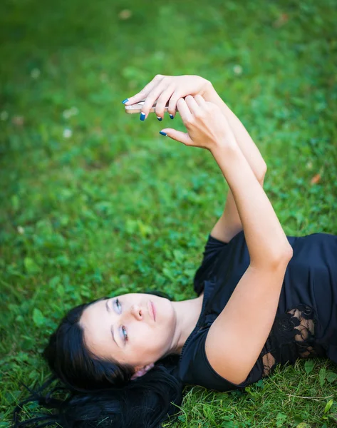 Mujer joven haciendo selfie . — Foto de Stock