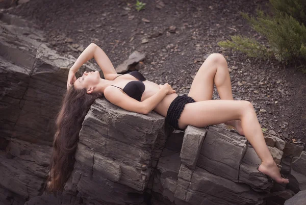 Hermosa chica entre las rocas . —  Fotos de Stock