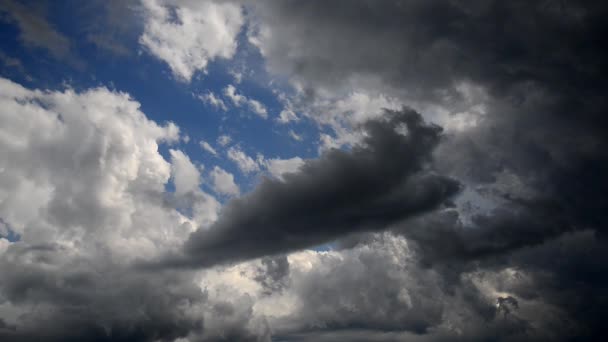 Бушующие облака . — стоковое видео