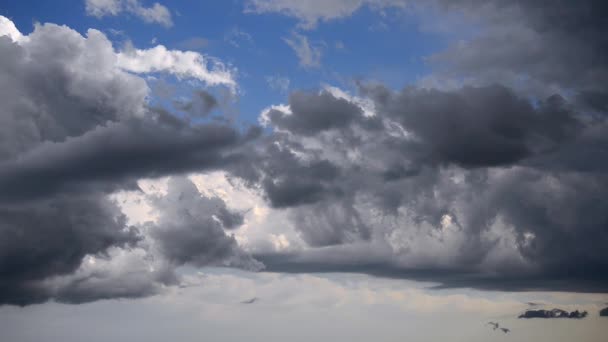 Stormachtige wolken. — Stockvideo