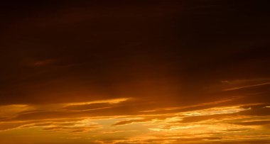 Turuncu bulutlu gün batımı gökyüzü. Doğa arkaplanı.