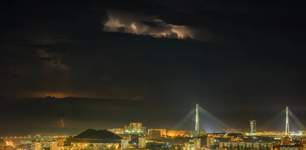 Geceleri Şehrin Üzerinde Şimşek Fırtınası — Stok fotoğraf