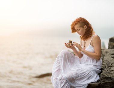 Zen taşlar elinde tutan kadın.